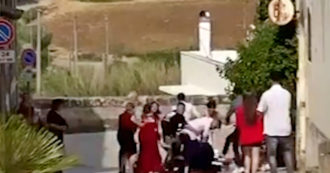 Copertina di Calci e pugni tra lo sposo e il testimone: scoppia la rissa al matrimonio a Lecce. Il video choc