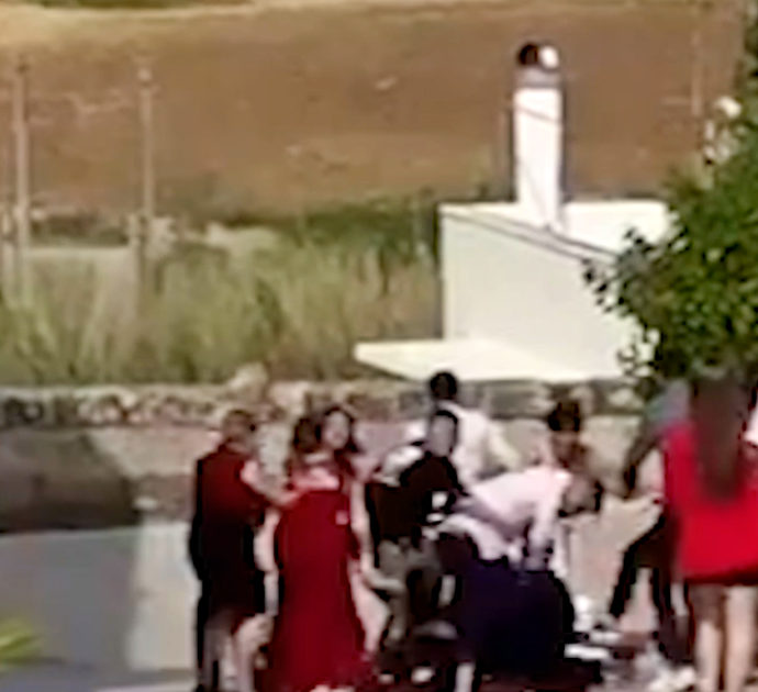 Calci e pugni tra lo sposo e il testimone: scoppia la rissa al matrimonio a Lecce. Il video choc