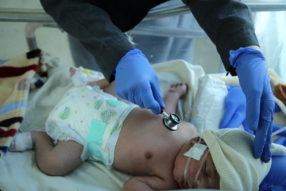MSF paediatric doctor examines a newborn baby in the Mother and Child hospital – Taiz Houban. February 2020.