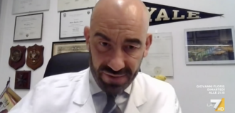 Copertina di Matteo Bassetti dà una stoccata ai 60-69enni: “Hanno la ‘sindrome di Superman’ quelli che ancora non si vogliono vaccinare”