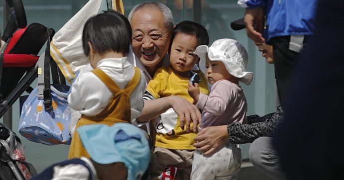 Cina, perché il Partito comunista chiede di fare figli: addio al controllo delle nascite per rilanciare boom economico e consumi