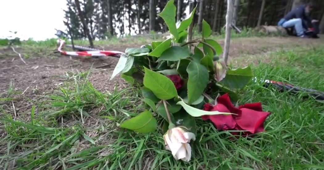 Funivia Stresa-Mottarone, 14 rose bianche di fianco al luogo dell’incidente: deposte per ricordare le vittime – Video
