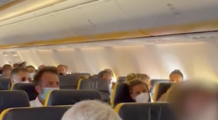 Copertina di Volo Ibiza-Bergamo, parla la passeggera senza mascherina: “Denuncio chi ha diffuso il video, conseguenze toste”