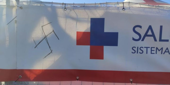 Roma, disegnate svastiche sull’hub vaccinale di Termini nella notte. Zingaretti: “Vigliacchi, gesto vergognoso”. Raggi: “Intollerabile”