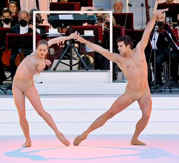 2 giugno, Roberto Bolle e Virna Toppi danzano al Quirinale: il passo a due è emozionante – Video