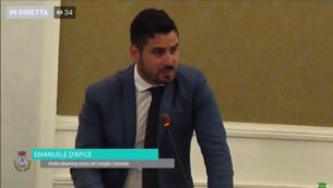 Copertina di “Mio padre un faro”, ma è condannato per camorra. L’autogol del forzista D’Apice