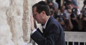 Copertina di Israele, Isaac Herzog è il nuovo capo dello Stato. L’ex leader laburista eletto dal Parlamento con una maggioranza record