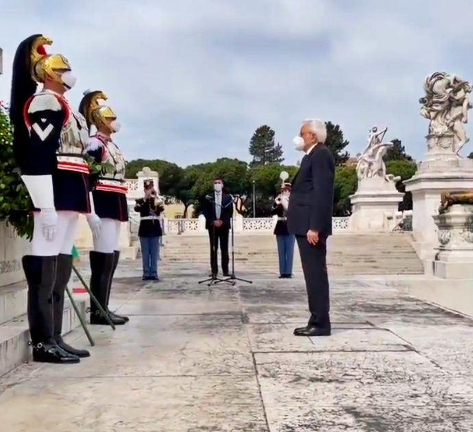 2 giugno, Mattarella depone la corona all’Altare della Patria: le Frecce tricolori sorvolano il cielo di Roma – Video