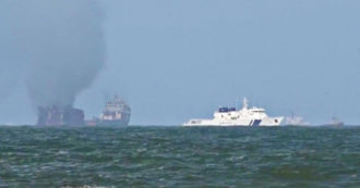 Copertina di Iran, il video della più grande nave della flotta di Teheran che prende fuoco e affonda nel Golfo dell’Oman: le immagini