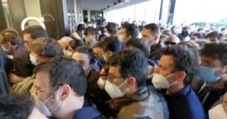 Copertina di Bologna, l’open day vaccinale si trasforma in caos: migliaia in coda dalla notte, tensioni e assalto ai cancelli. Il sindaco: “Mi scuso io”