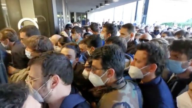 Bologna, l’open day vaccinale si trasforma in caos: migliaia in coda dalla notte, tensioni e assalto ai cancelli. Il sindaco: “Mi scuso io”