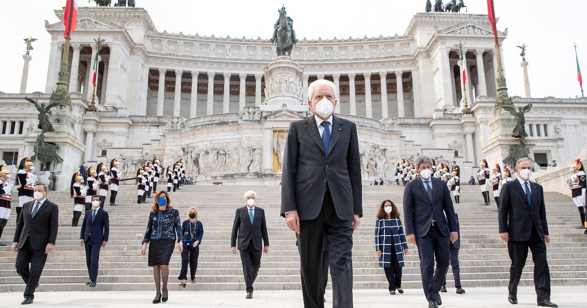 Mattarella: “La Repubblica è ancora imperfetta tra evasione fiscale e morti sul lavoro”. Ai partiti: “Democrazia più importante degli interessi”
