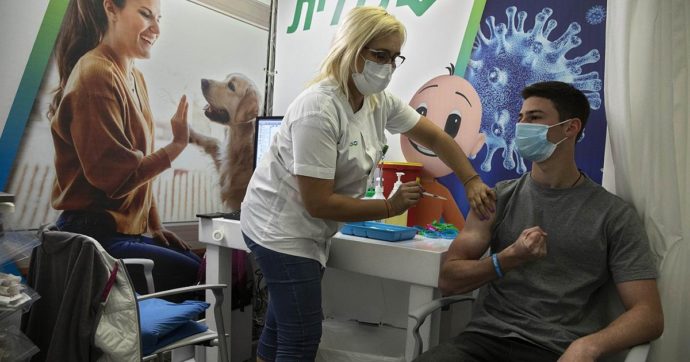 Vaccino Pfizer, lo studio israeliano: “275 casi di miocardite su 5 milioni di vaccinati” in giovani uomini tra i 16 e i 30 anni