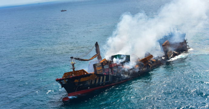 Sri Lanka, esperti internazionali in aiuto per contenere il disastro del mercantile: a bordo anche lingotti di piombo