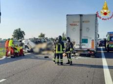 Copertina di Scontro tra un tir e un furgone sulla bretella A1-A21: morti cinque operai di una ditta edile