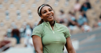 Copertina di Roland Garros, incidente hot per Serena Williams: si rompe il reggiseno, costretta a interrompere la gara