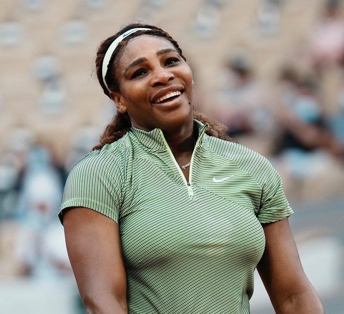 Roland Garros, incidente hot per Serena Williams: si rompe il reggiseno, costretta a interrompere la gara