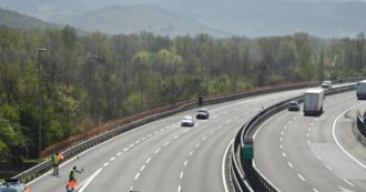 Copertina di Portiera della macchina si apre in autostrada: 23enne scaraventata sull’asfalto