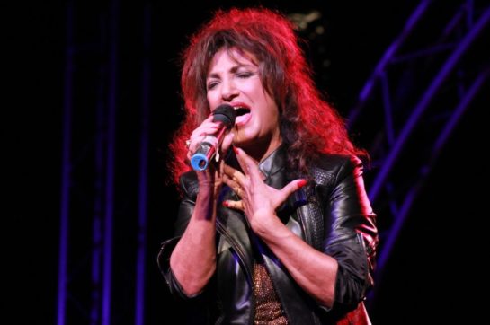 Gabriele Contini canta Marcella Bella soffrendo come un cane: finalmente basta ‘ridacchiosi’
