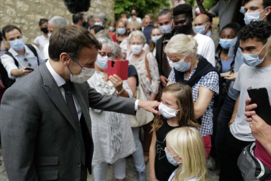 I francesi ritrovano la “covida” e corrono a immunizzarsi. Macron corre per la campagna elettorale