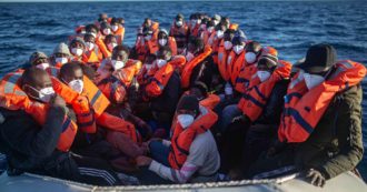 Copertina di Migranti, 215 sbarcati a Lampedusa in poche ore. In Tunisia e Libia recuperati 57 cadaveri. E la Guardia Costiera ferma una nave di Msf