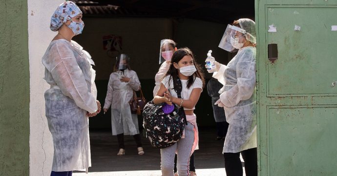 Covid, il test in Brasile su una intera città con il vaccino cinese Sinovac: “Decessi diminuiti del 95% e i ricoveri dell’86%