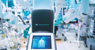 Copertina di Robot pagato coi soldi pubblici. Ma usato dai medici privati