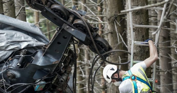 Funivia, i pm: “Forse il cavo si è rovinato  a causa dei forchettoni”. I tecnici si dividono