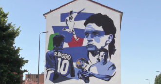 Copertina di Roberto Baggio, lungo i Navigli di Milano spunta il murales dedicato al Pallone d’oro – Video