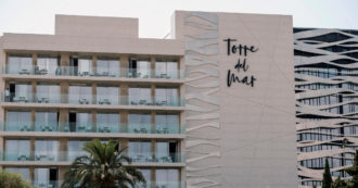 Copertina di Ibiza, coppia trovata morta ai piedi di un albergo. Gli inquirenti indagano sull’ipotesi di un “femminicidio-suicidio”