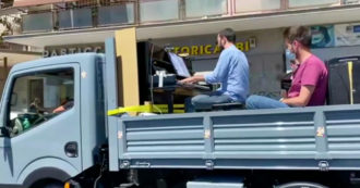 Copertina di Roma, suonano Puccini a bordo di un furgoncino in giro per le periferie: “Sostituiamo i rumori della città con la musica”