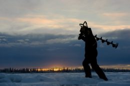 Copertina di Biden sospende i contratti di trivellazione artica di Trump. Turow, una miniera di carbone spacca l’Europa. La stampa internazionale