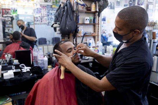 Xbox, spesa gratis, partite, voli e barba omaggio: cosa non si fa pur di vaccinare gli States