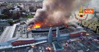 Copertina di Firenze, incendio sul tetto di un centro commerciale di Ponte a Greve: le immagini registrate dal drone dei Vigili del fuoco