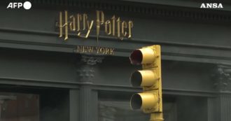 Copertina di La magia di Harry Potter invade New York: apre il negozio a tema Hogwarts più grande al mondo. Ecco com’è all’interno – Video