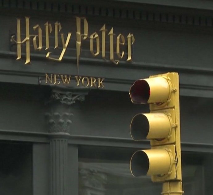 La magia di Harry Potter invade New York: apre il negozio a tema Hogwarts più grande al mondo. Ecco com’è all’interno – Video