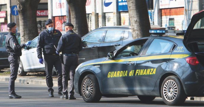 Copertina di Torre Annunziata, arrestato ex vicesindaco. E il nuovo, l’anticamorra Diana, si dimette