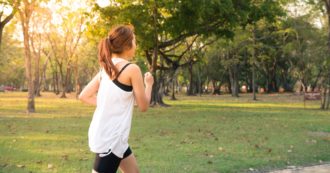 Copertina di Correre e fare sport in aree inquinate riduce i benefici dell’esercizio fisico: “Scomparsi gli effetti positivi sul cervello”. Lo studio