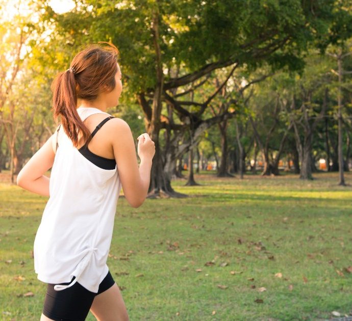 Correre e fare sport in aree inquinate riduce i benefici dell’esercizio fisico: “Scomparsi gli effetti positivi sul cervello”. Lo studio