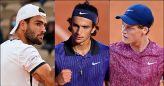 Copertina di Musetti, Berettini e Sinner sfidano Djokovic, Federer e Nadal: azzurri contro mostri sacri, lunedì si fa la storia d’Italia al Roland Garros