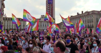 Copertina di Ddl Zan, migliaia di persone in piazza a Torino: “Legge va approvata così com’è, nessuna mediazione con gli omofobi in Parlamento”