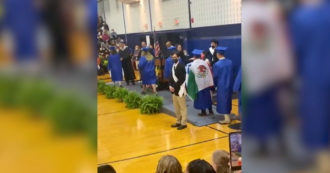 Copertina di Studente indossa la bandiera messicana durante la cerimonia, la preside non gli dà il diploma – Video