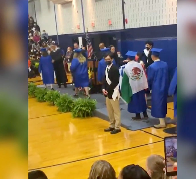 Studente indossa la bandiera messicana durante la cerimonia, la preside non gli dà il diploma – Video