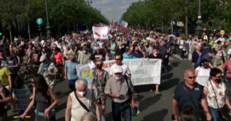 Copertina di Ungheria, migliaia di persone protestano contro Orban: il governo vuole aprire una filiale dell’Università cinese – Video
