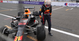 Copertina di Formula 1, a Baku Verstappen va a sbattere a tre giri dal termine, Hamilton dritto in curva dopo la ripartenza: vince Perez su Red Bull