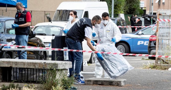 Il fidanzato muore, lei mette il corpo in valigia e lo getta