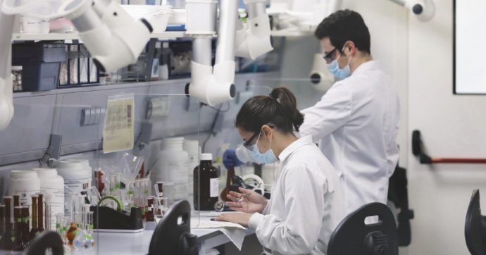 Covid, l’Italia non cerca le varianti: laboratori fermi, consorzio mai nato, rivalità tra pubblico e privato. Finora è stato sequenziato appena lo 0,7% dei genomi