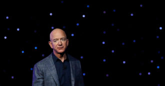 Copertina di Jeff Bezos sarà a bordo del primo volo in orbita della sua società spaziale, la Blue Origin: “Lo sogno da quando avevo 5 anni”