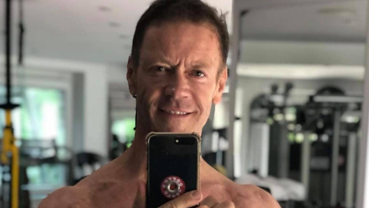 “Quando mamma era in punto di morte, mio padre flirtava con la vicina di letto. A 61 anni sono tornato sul set hard, ma la schiena mi tormenta”: parla Rocco Siffredi