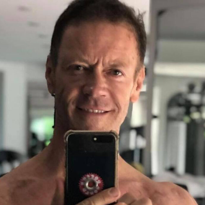 “Quando mamma era in punto di morte, mio padre flirtava con la vicina di letto. A 61 anni sono tornato sul set hard, ma la schiena mi tormenta”: parla Rocco Siffredi